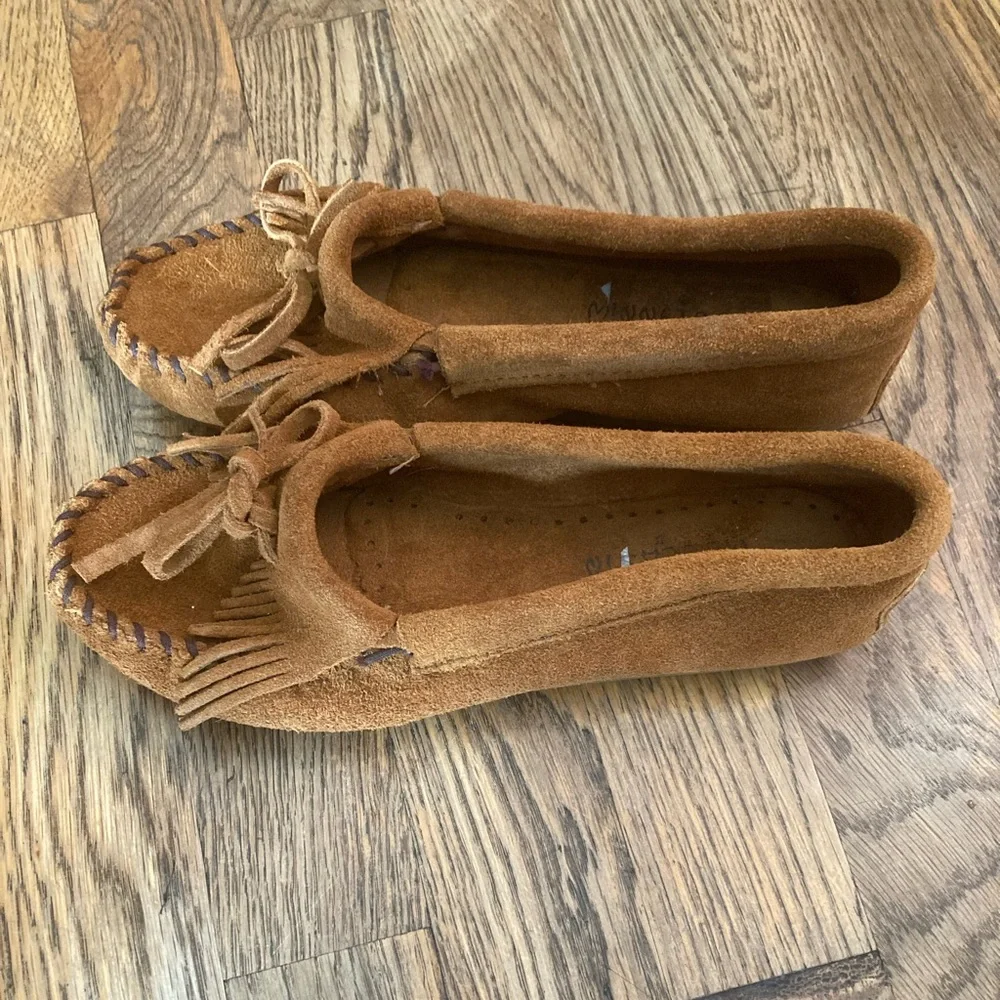 Minnetonka Women’s Suede Moccasins in Chestnut Brown - Picture 4 of 7
